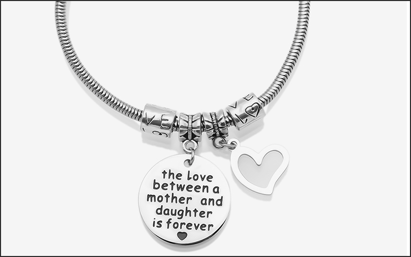 Điểm nhấn là những chiếc charm treo biểu tượng cho tình yêu